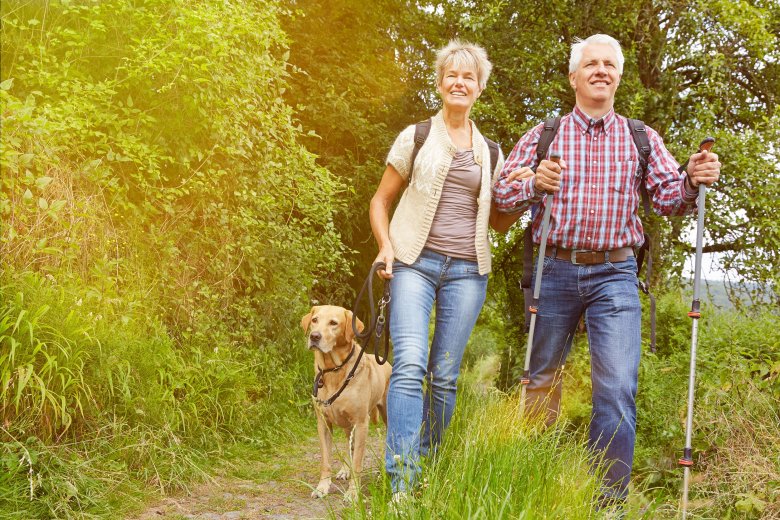 Senioren wandern mit Hund Wanderung mit Hund