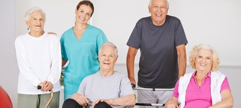 Gruppe Senioren im Pflegeheim bei Physiotherapie