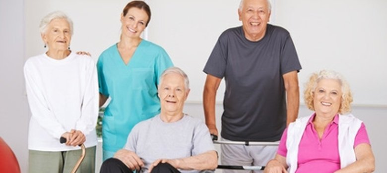 Gruppe Senioren im Pflegeheim bei Physiotherapie