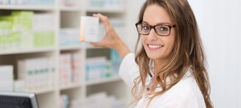 apothekerin zeigt ein medikament