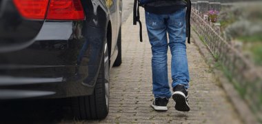 parkendes Auto, Kind parkendes Auto, Kind