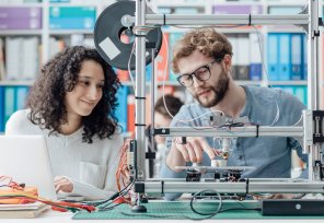 Studierende bei der Nutzung eines 3D-Druckers. Studierende bei der Nutzung eines 3D-Druckers.
