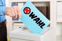 Stimmzettel zur Wahl mit Wahlurne Stimmzettel zur Wahl mit Wahlurne
