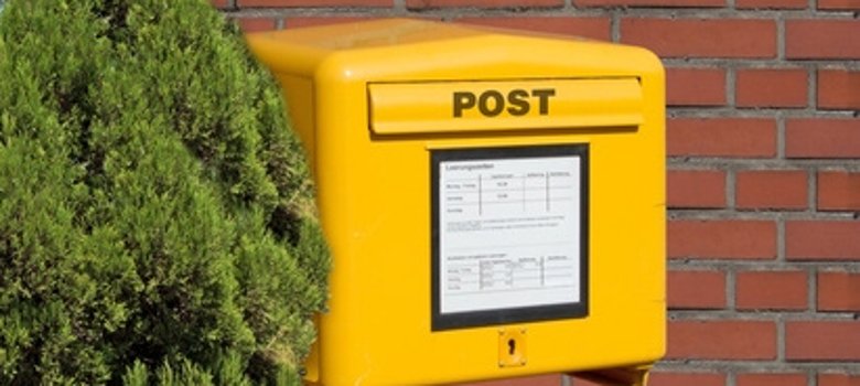 Briefkasten an der Klinkerwand