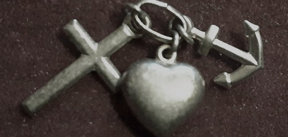 Kreuz, Herz und Anker.