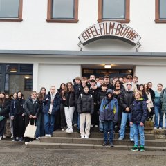 Die JSG-Schüler:innen der Klassen 9 und 10 vor dem Kino in Hillesheim.