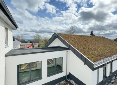08/2024 - Bild 02: Eine Hälfte des Daches wurde mit Moos und Flechtengewächsen begrünt. Auf der anderen Seite befindet sich eine innenliegende Photovoltaikanlage. (© Stadt Schleiden / Kerstin Wielspütz)