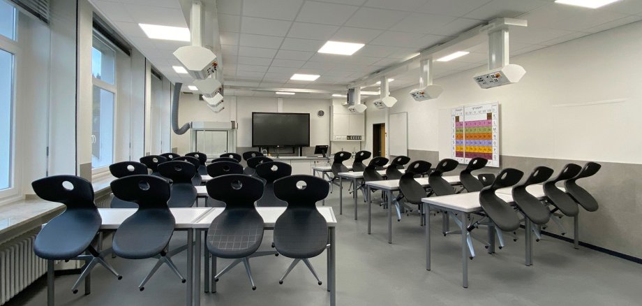 Der neue modern ausgestattetet Chemieraum bietet den Schüler:innen eine optimale Lernumgebung. 