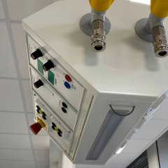 Das absenkbare Deckenversorgungssystem mit eingebauter dimmbarer Beleuchtung sowie Gas- und Stromanschlüssen ermöglicht eine große Bandbreite von Experimenten. 