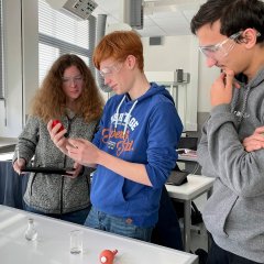 Schüler:innen des Chemie-Leistungskurses Q1 beim Experimentieren in den neuen Räumlichkeiten. 