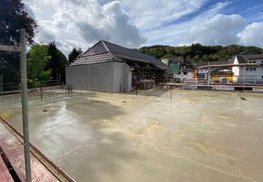 Blick auf die Betondecke des Neubaus und den Altbau. 