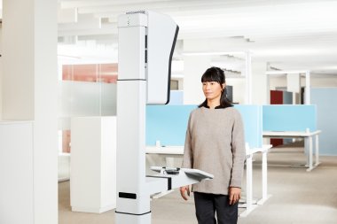 Stand-Aufbau mit Bedieneinheit_Bürgerin bei Gesichtsbilderfassung.