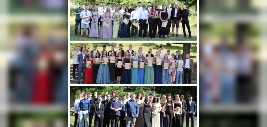 Die Abschlussklassen nach der Übergabe der Zeugnisse.