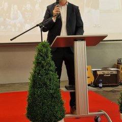 Bürgermeister Ingo Pfennings wünschte den AbschlussschülerInnen persönlich alles Gute und Erfolg für die Zukunft.
