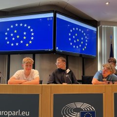 JSG-Schüler:innen als Europaabgeordnete zur Probe.
