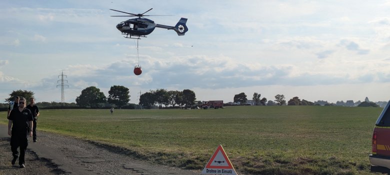 Bis die Einsatzkräfte der Feuerwehren Zugang zu der Brandstelle hatten, sorgte ein Helikopter für die ersten Löscheinsätze. Bis die Einsatzkräfte der Feuerwehren Zugang zu der Brandstelle hatten, sorgte ein Helikopter für die ersten Löscheinsätze.