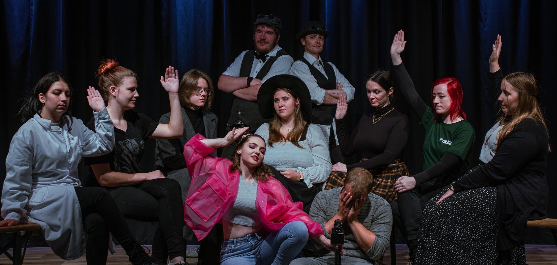 KollegInnen und ehemalige SchülerInnen auf der Bühne der Städtischen Realschule Schleiden.