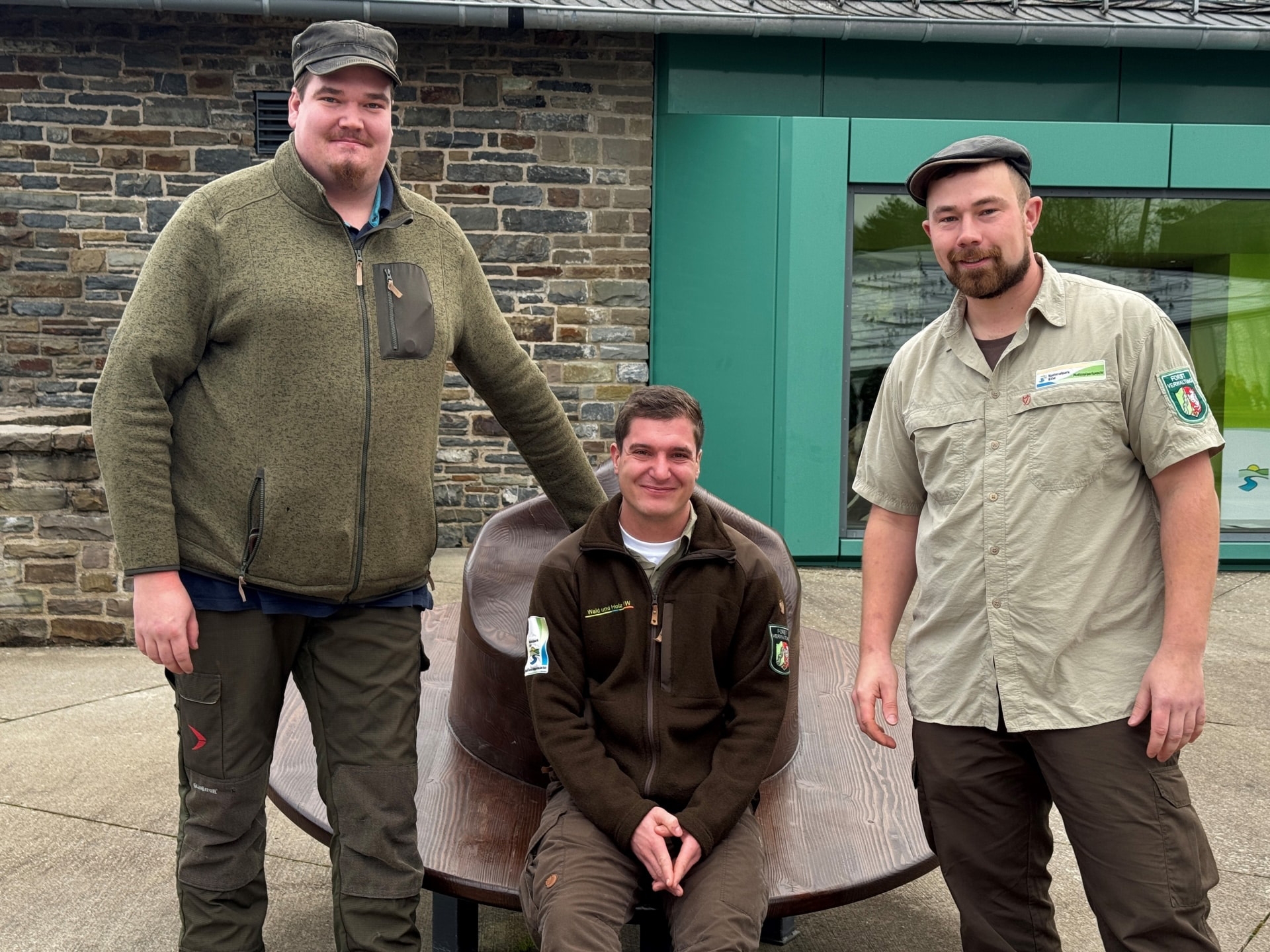 Mit großem Engagement für den Nationalpark Eifel: Alexander Evers (l.), Tobias Flosbach (m.) und Jan Wiesniewski haben die Weiterbildung zum Geprüften Natur- und Landschaftspfleger erfolgreich bestanden. (Nationalparkverwaltung Eifel/A. Simantke)
