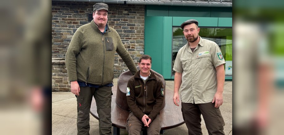Mit großem Engagement für den Nationalpark Eifel: Alexander Evers (l.), Tobias Flosbach (m.) und Jan Wiesniewski haben die Weiterbildung zum Geprüften Natur- und Landschaftspfleger erfolgreich bestanden. (Nationalparkverwaltung Eifel/A. Simantke)