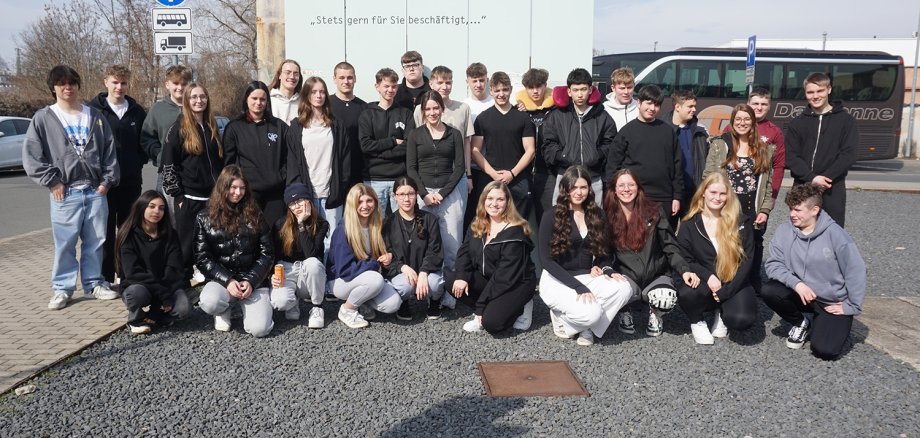 Die Gruppe bei der ersten Station ihrer Reise: Die Ingenieure der Firma „Topf & Söhne“ konstruierten die Krematoriumsöfen für das KZ Auschwitz.