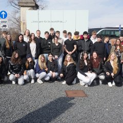 Die Gruppe bei der ersten Station ihrer Reise: Die Ingenieure der Firma „Topf & Söhne“ konstruierten die Krematoriumsöfen für das KZ Auschwitz.