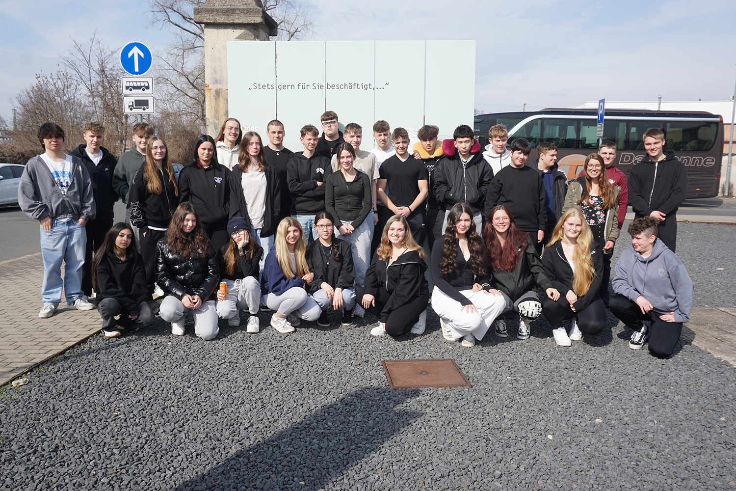 Die Gruppe bei der ersten Station ihrer Reise: Die Ingenieure der Firma „Topf & Söhne“ konstruierten die Krematoriumsöfen für das KZ Auschwitz. Die Gruppe bei der ersten Station ihrer Reise: Die Ingenieure der Firma „Topf & Söhne“ konstruierten die Krematoriumsöfen für das KZ Auschwitz.