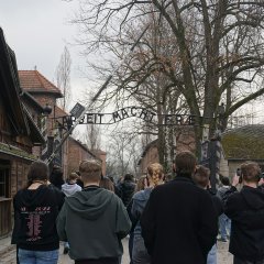 Eingang des Stammlagers Auschwitz mit dem Spruch „Arbeit macht frei“.