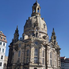 Bei strahlend blauem Himmel und Sonnenschein beeindruckte die Frauenkirche in Dresden um so mehr.