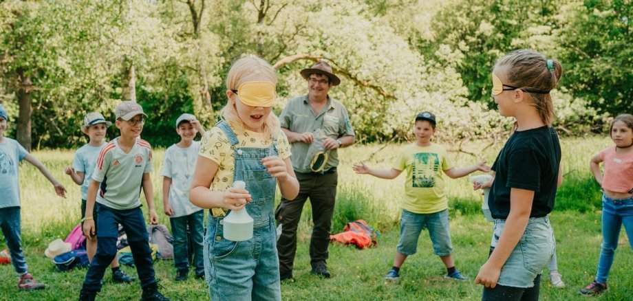 Zusammen mit einem Ranger wird bei Ferienspielen im Nationalpark-Zentrum gerätselt, gespielt und gebastelt!