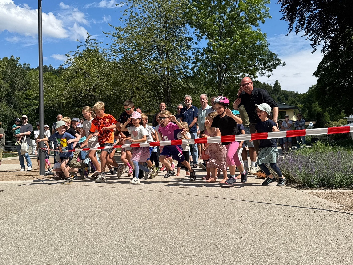 10/2025 - Bild 01: 10/2025 - Einstiegszone des Gemünder Kurparks feierlich eröffnet. (© Stadt Schleiden / Kerstin Wielspütz) 10/2025 - Bild 01: 10/2025 - Einstiegszone des Gemünder Kurparks feierlich eröffnet. (© Stadt Schleiden / Kerstin Wielspütz)