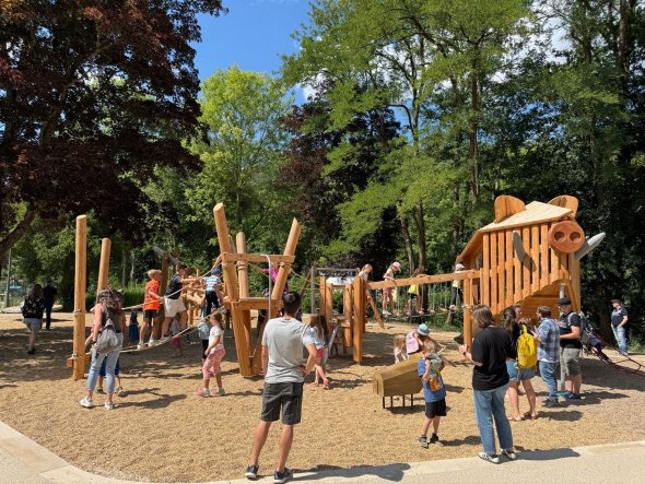 10/2025: Bild 02: Zahlreiche Kinder erfreuten sich über den neuen Spielturm im „Wildschwein-Design“. (© Stadt Schleiden / Kerstin Wielspütz) 10/2025: Bild 02: Zahlreiche Kinder erfreuten sich über den neuen Spielturm im „Wildschwein-Design“. (© Stadt Schleiden / Kerstin Wielspütz)