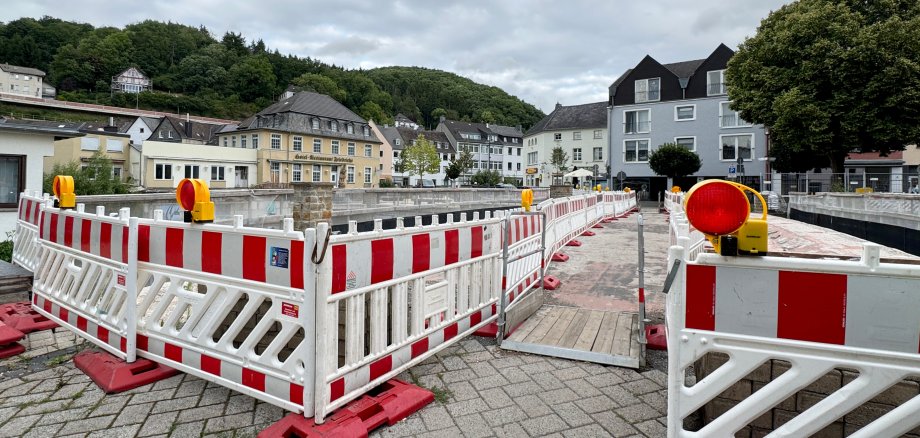 11/2025 - Bild 01: Übergangsweise wurde eine Begehbarkeit für Fußgänger ermöglicht. (© Stadt Schleiden / Kerstin Wielspütz)
