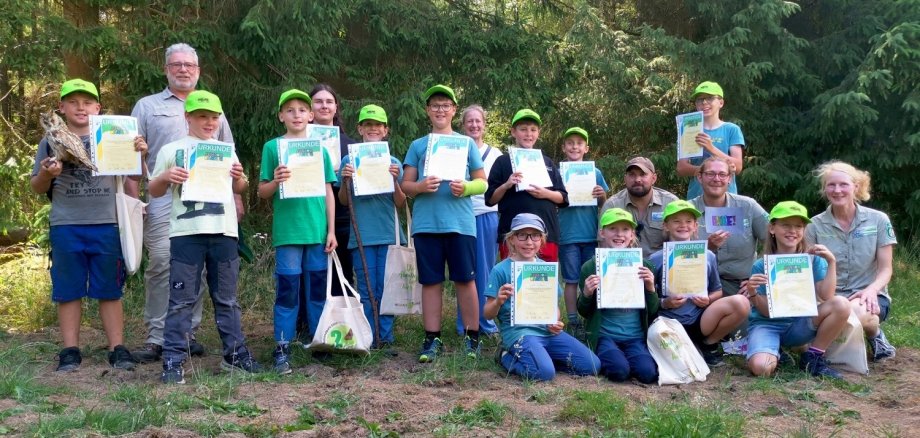 Insgesamt 13 Kinder haben die einjährige Junior Ranger-Ausbildung im Nationalpark Eifel erfolgreich abgeschlossen und ihre Urkunden erhalten. Sie dürfen nun selbst Junior Ranger-Touren leiten.  Insgesamt 13 Kinder haben die einjährige Junior Ranger-Ausbildung im Nationalpark Eifel erfolgreich abgeschlossen und ihre Urkunden erhalten. Sie dürfen nun selbst Junior Ranger-Touren leiten.