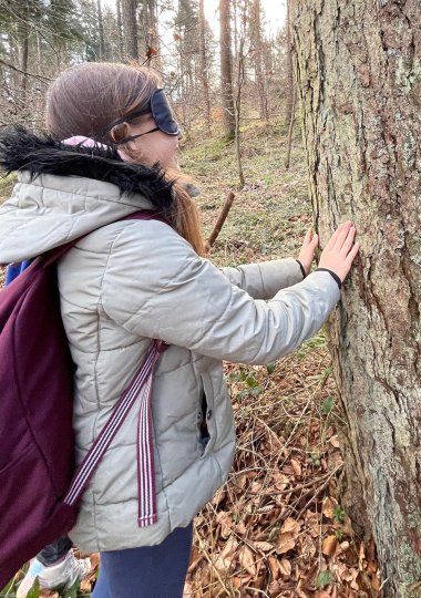 Den Wald mit allen Sinnen entdecken – dazu gehörte auch das ‚blinde‘ Ertasten von Bäumen. Den Wald mit allen Sinnen entdecken – dazu gehörte auch das ‚blinde‘ Ertasten von Bäumen.