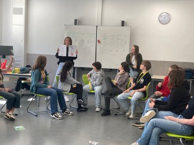 Flaschendrehen mit Wissensquiz.