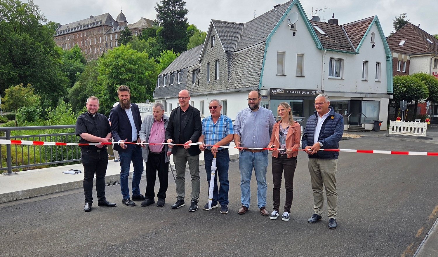 07/2025 - Bild 01: Pfarrer Thomas Schlütter, Sebastian Pelzer, Werner Kaspar, Bürgermeister Ingo Pfennings, Gerd Breuer, Daniel Lansch, Nadine Michels und Guido Fleischmann beim Durchschneiden des Einweihungsbandes.  07/2025 - Bild 01: Pfarrer Thomas Schlütter, Sebastian Pelzer, Werner Kaspar, Bürgermeister Ingo Pfennings, Gerd Breuer, Daniel Lansch, Nadine Michels und Guido Fleischmann beim Durchschneiden des Einweihungsbandes.