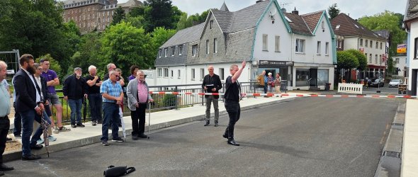 07/2025 - Bild 02: Die neue Brücke wurde von Pfarrer Thomas Schlütter gesegnet. 