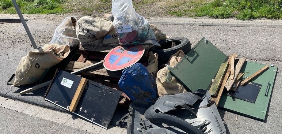 Beim Clean- up in Weilerswist wurden insgesamt 45 Müllsäcke von wildem Müll gesammelt und viele größere „Objekte“, wie Schrankteile, Paletten und auch ein Straßenschild.