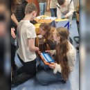 Die unterschiedlichen Materialien, die das ‚Museum on tour‘ mitbrachte, luden die Schülerinnen und Schüler zum eigenen Entdecken ein. Die unterschiedlichen Materialien, die das ‚Museum on tour‘ mitbrachte, luden die Schülerinnen und Schüler zum eigenen Entdecken ein.