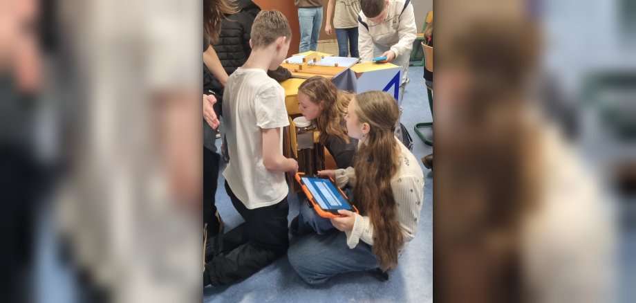 Die unterschiedlichen Materialien, die das ‚Museum on tour‘ mitbrachte, luden die Schülerinnen und Schüler zum eigenen Entdecken ein.