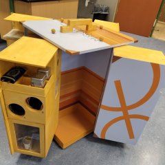 In den interessant gebauten Möbeln verbargen sich viele Anreize und Gegenstände.