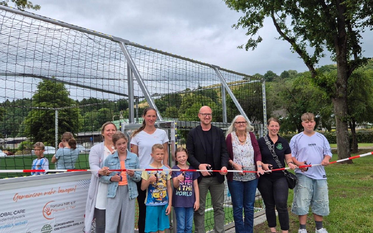 08/2025 - Bild 01: Klaudia Skodnik und Rebecca Müller vom Verein „Fortuna Hilft e.V.“, Bürgermeister Ingo Pfennings, Projektreferentin Birgit Kuhley vom „Kinderhilfswerk Global Care“ und Vertreterin des Bürgervereins Oberhausen Tamara Epp schnitten das Eröffnungsband gemeinsam durch. 