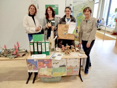 (in der Mitte): Ansprechpartnerinnen am JSG, Anja Henseler und Claudia Link, (rechts) Jutta D'Orsaneo Projektkoordinatorin. (in der Mitte): Ansprechpartnerinnen am JSG, Anja Henseler und Claudia Link, (rechts) Jutta D'Orsaneo Projektkoordinatorin.