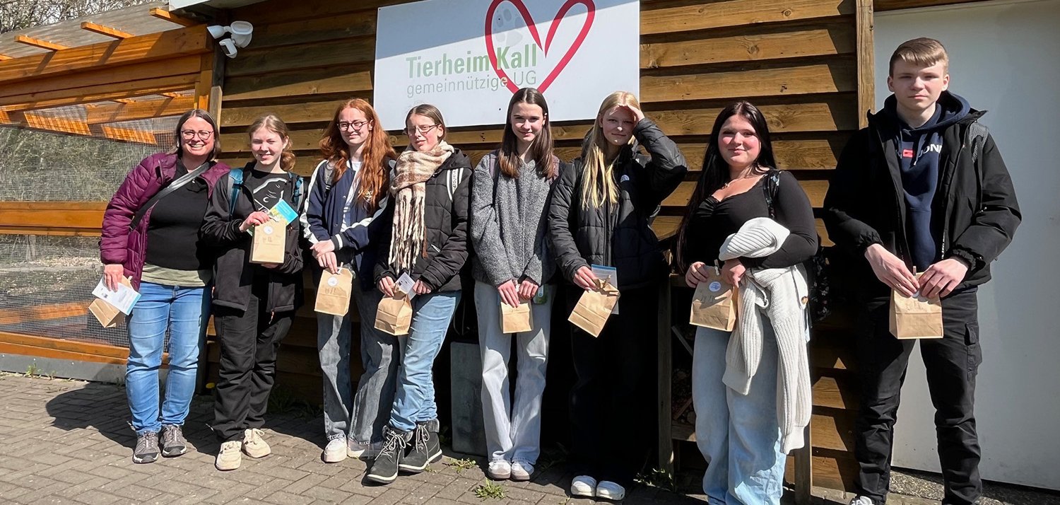 Schülerinnen und Schüler der Haustier AG besuchen das Tierheim Kall. Schülerinnen und Schüler der Haustier AG besuchen das Tierheim Kall.