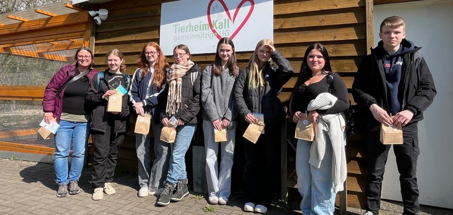 Schülerinnen und Schüler der Haustier AG besuchen das Tierheim Kall.