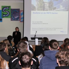 In der vollbesetzten Mensa lassen sich die SuS von Eva von Agris (RWTH Aachen) über das Studium beraten
