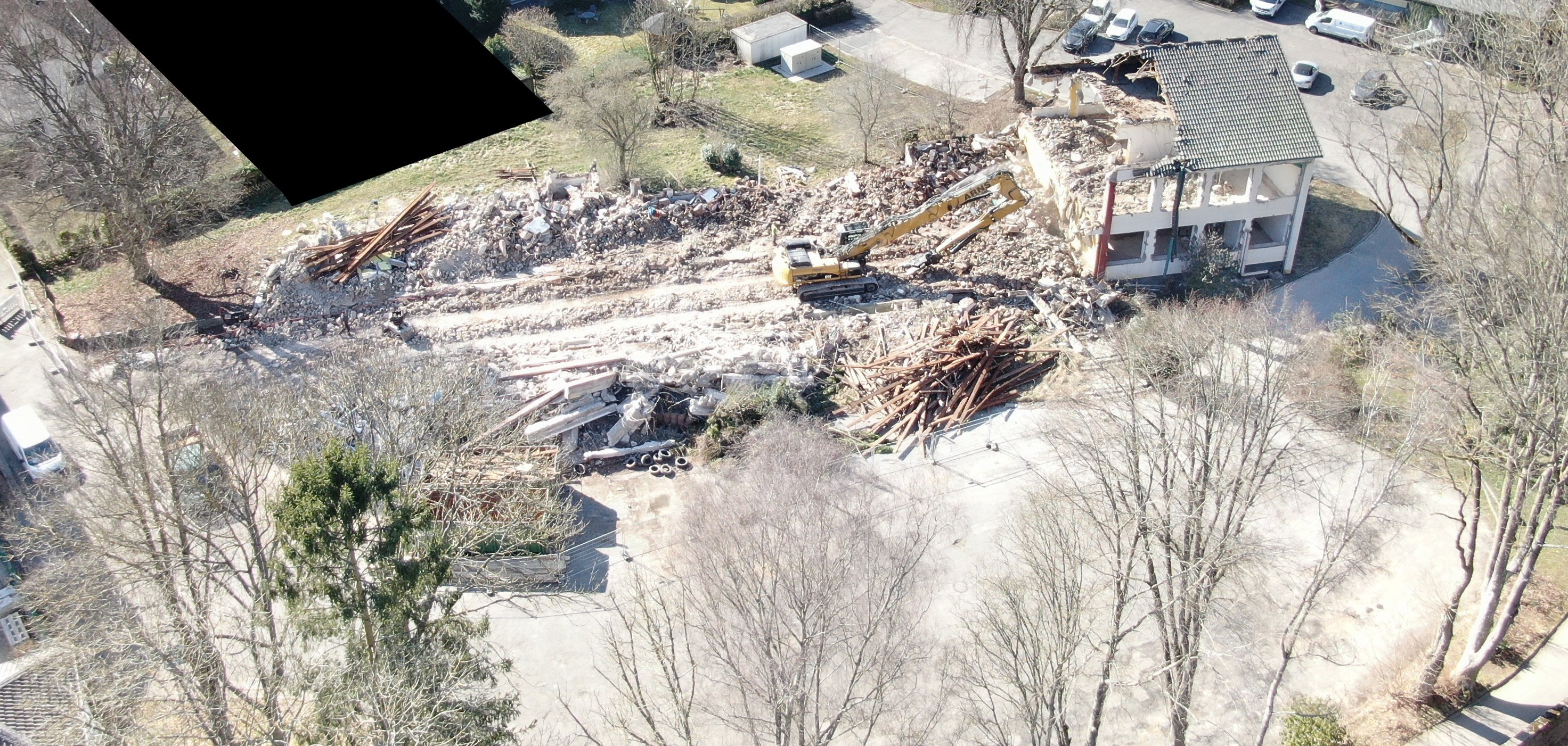 03/2025 - Bild 01: Luftbild der Fläche am Katharinenhof – inzwischen ist das Gebäude komplett abgerissen. (© Stadt Schleiden / Waldemar Brost)