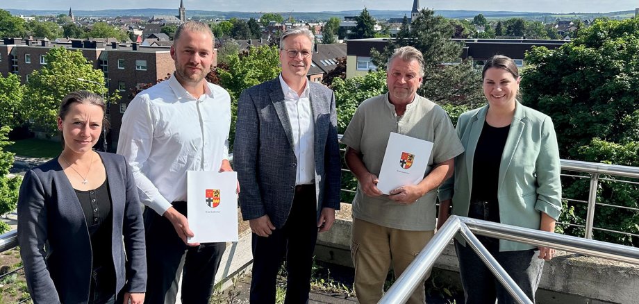 Sie trafen sich jetzt zu einem Austausch zu den Themen Wohnraumförderung und „Bündnis für Wohnen“: Achim Blindert (Mitte) mit den Investoren Fabian Schumacher (2.v.l.) und Dirk Nimtz (2.v.r.) sowie Julia Fichtner (links) und Lisa Rodermann (rechts).