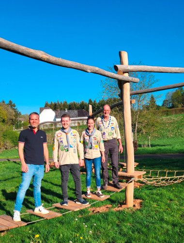 Spielerisch gemeinsam stark: Der öffentlich zugängliche Niedrigseilparcours in Blankenheimerdorf fördert Bewegung, Geschicklichkeit und Teamgeist und wurde auf Initiative des DPFG Pfadfinderstamm Burgfalken Blankenheimerdorf umgesetzt. Spielerisch gemeinsam stark: Der öffentlich zugängliche Niedrigseilparcours in Blankenheimerdorf fördert Bewegung, Geschicklichkeit und Teamgeist und wurde auf Initiative des DPFG Pfadfinderstamm Burgfalken Blankenheimerdorf umgesetzt.