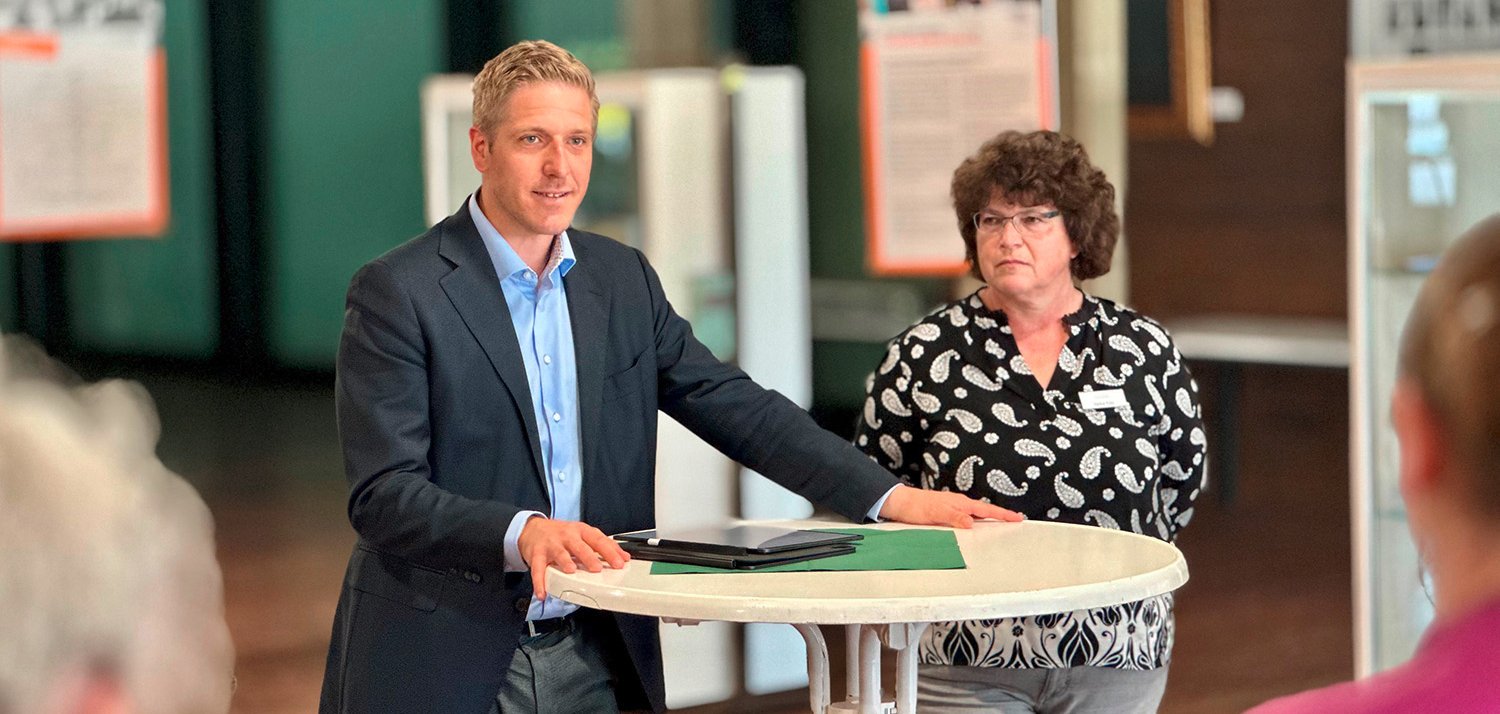 Landrat Markus Ramers und Kreis-Archivarin Heike Pütz eröffneten jetzt im Kreishaus die Ausstellung „Mütter des Grundgesetzes“. Landrat Markus Ramers und Kreis-Archivarin Heike Pütz eröffneten jetzt im Kreishaus die Ausstellung „Mütter des Grundgesetzes“.
